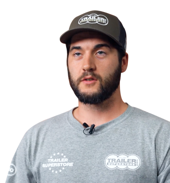 un hombre con un sombrero y una camiseta de trailer superstore