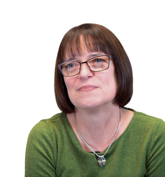 una mujer con gafas y camisa verde