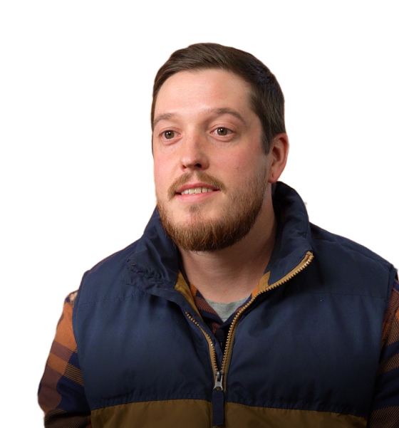 un hombre con barba lleva un chaleco azul